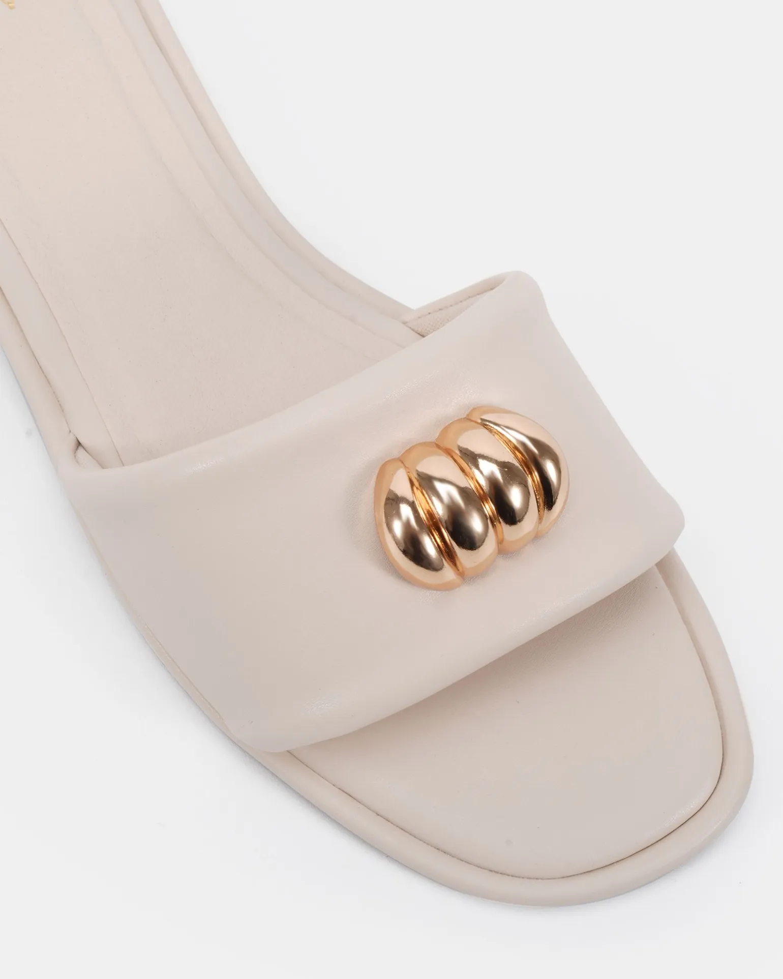 SULTAN CREAM Flat Sandals