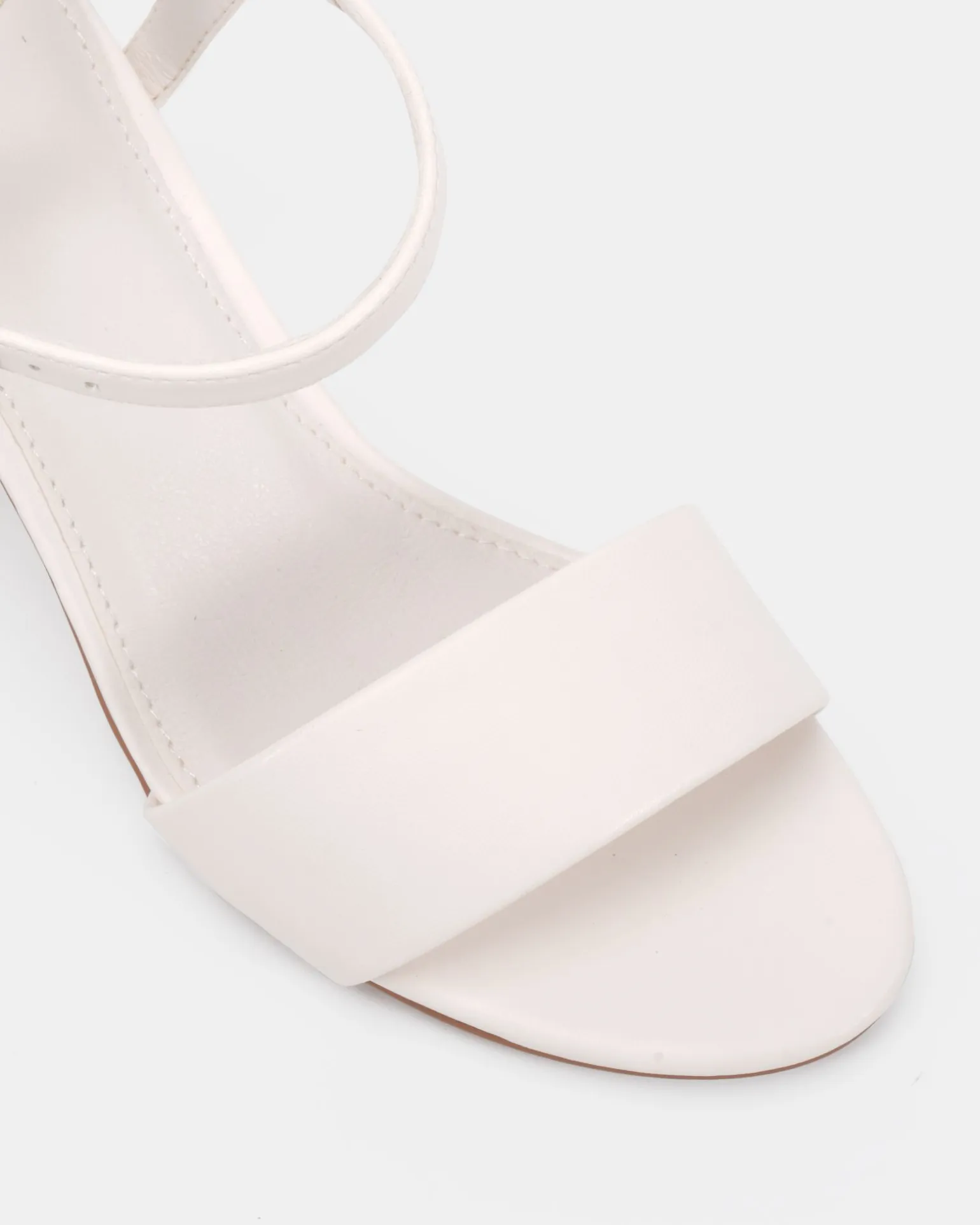 UDACIOUS White Smooth Low Heels