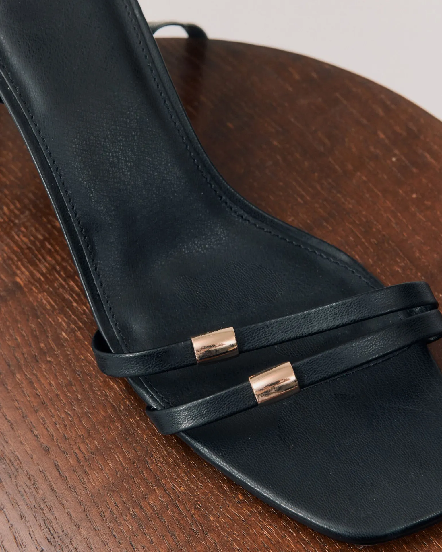 VERONE BLACK Low Heels